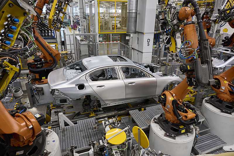 Produktion der BMW 5er Reihe im BMW Group Werk Dingolfing – Karosseriebau